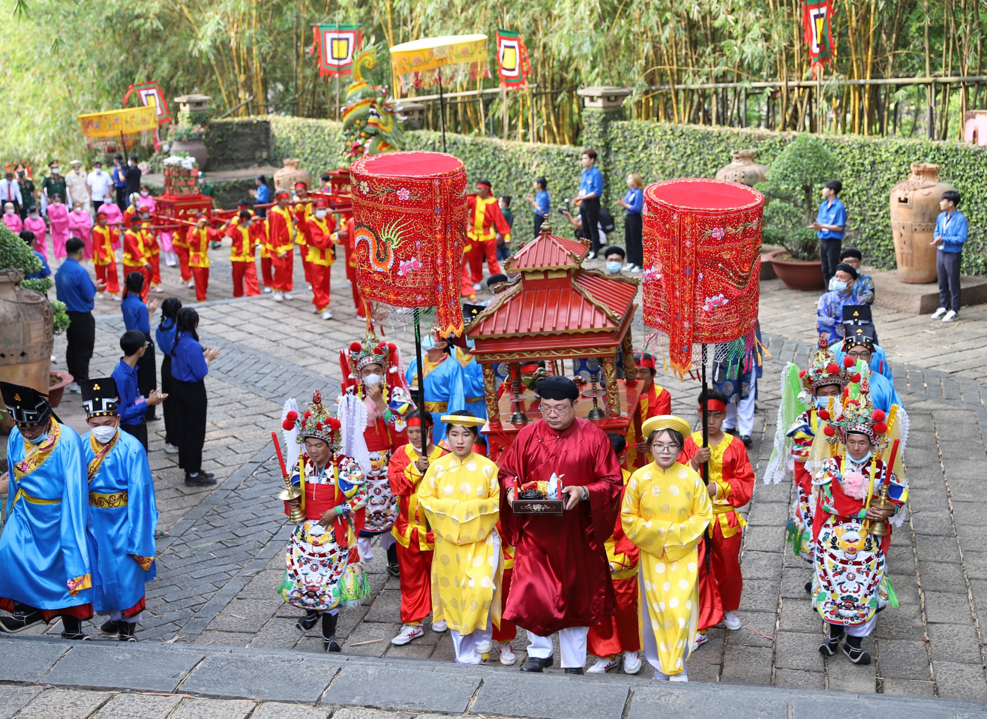 Sáng 29/4 (Mùng 10 tháng 3 âm lịch), tại Khu tưởng niệm các Vua Hùng, Công viên Lịch sử - Văn hóa dân tộc, phường Long Bình, TP Thủ Đức, Thành ủy, HĐND, UBND, Ủy ban MTTQ Việt Nam TPHCM tổ chức Lễ Giỗ tổ Hùng Vương năm Quý Mão 2023.