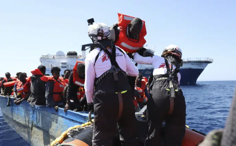 Những người di cư được thủy thủ đoàn của tàu cứu hộ Geo Barents cứu vào Thứ Hai, ngày 24 tháng 4 năm 2023, tại vùng biển quốc tế ngoài khơi bờ biển Libya. (Skye McKee/MSF Qua AP)