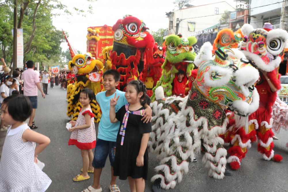 Đông đảo bạn trẻ, du khách nhí thích thú khi đoàn múa lân đi qua