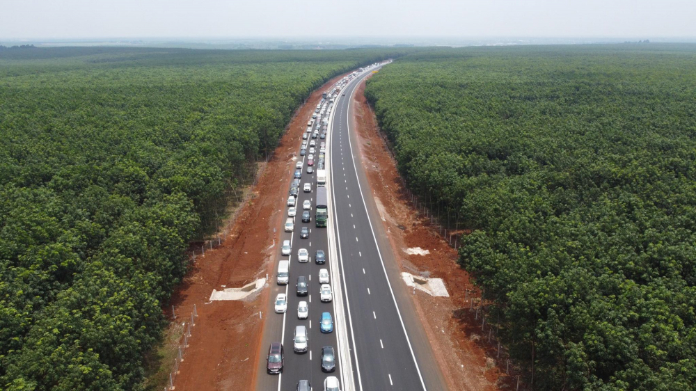 Hàng ngàn phương tiện nối đuôi nhau kéo dài