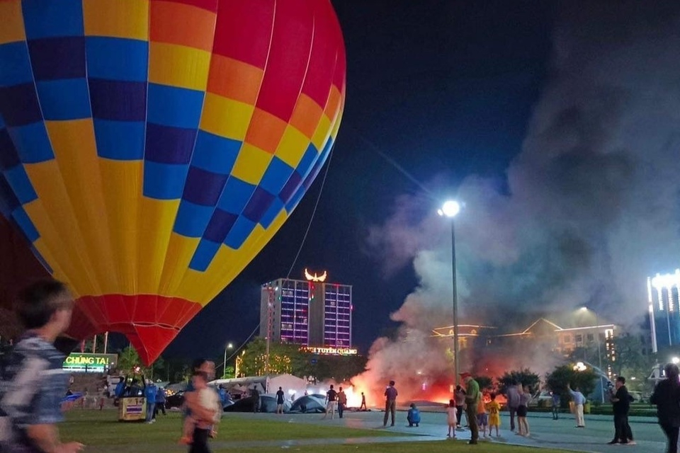Khinh khí cầu phát nổ khiến 5 người bị thương