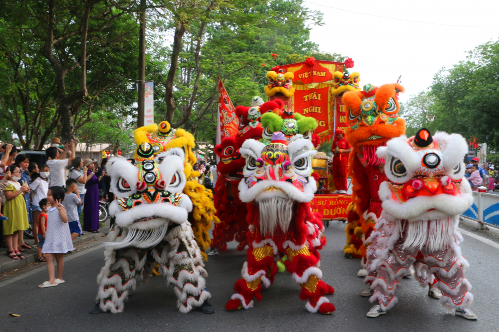 . Lễ hội Quảng diễn Festival Nghề truyền thống Huế – 2023 với sự tham gia của hàng trăm nghệ nhân, nghệ sĩ của các đoàn nghệ thuật biểu diễn qua các tuyến đường chính của thành phố Huế như: Trần Hưng Đạo, Lê Lợi, Chu Văn An, Nguyễn Thái Học, Bà Triệu, Hà Huy Tập và kết hợp giữa di chuyển với biểu diễn âm nhạc, múa, các giai điệu đặc sắc... 