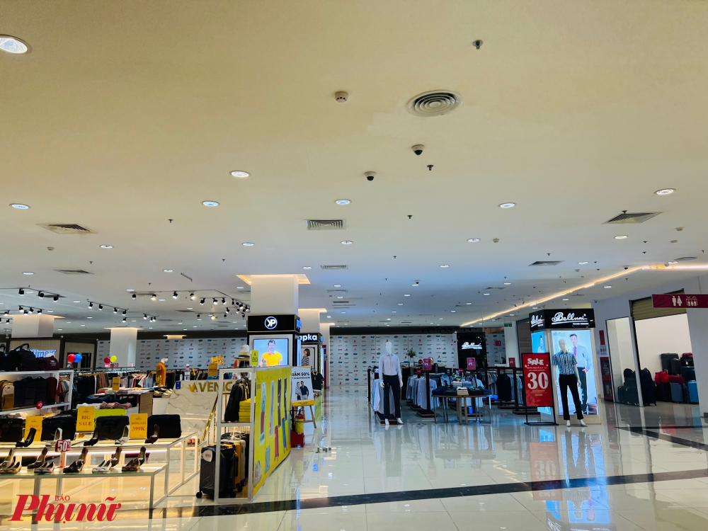 Trong khi đó, nhiều khu vực tại TTTM Gigamall (TP. Thủ Đức, TPHCM) càng về chiều càng vắng khách.