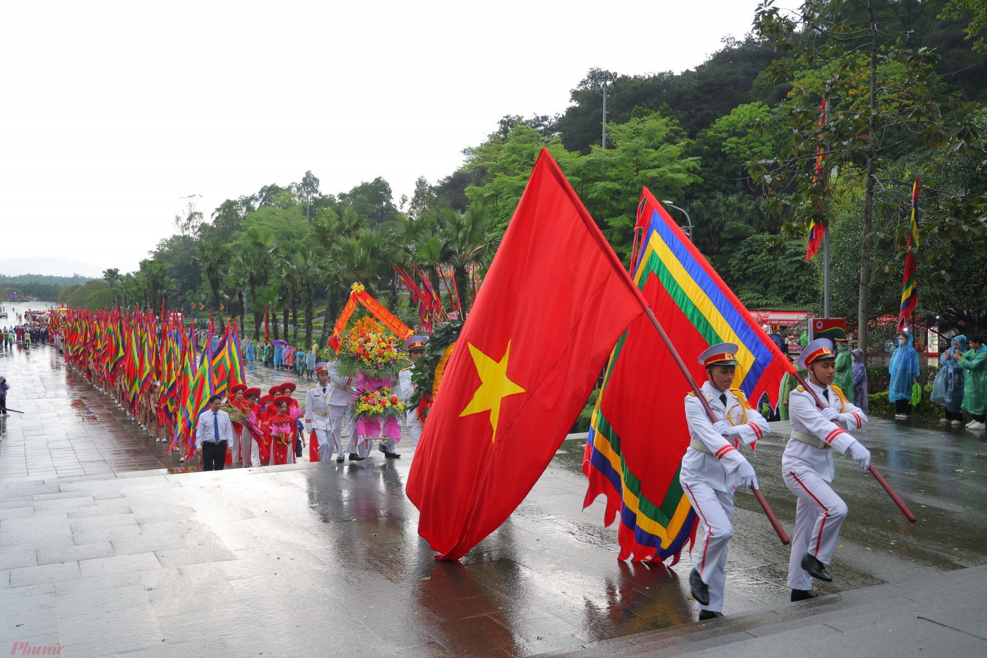 Sáng ngày 10/3 âm lịch (10/4) bắt đầu diễn ra Lễ dâng hương các vua Hùng ở núi Nghĩa Lĩnh (TP. Việt Trì, Phú Thọ).