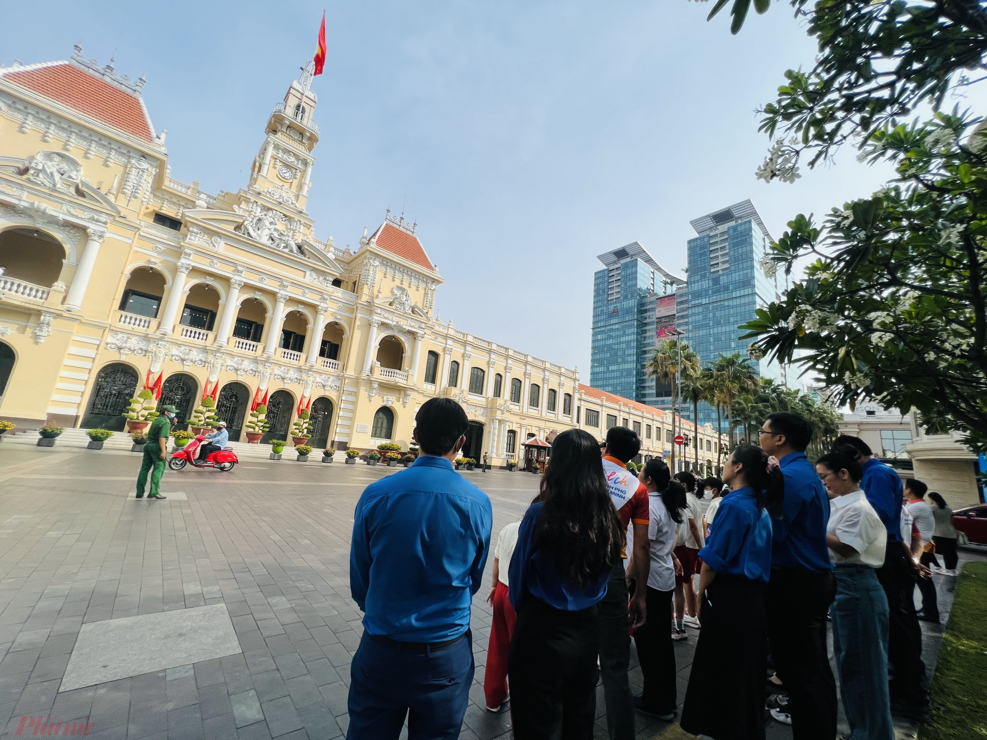 Trước đó, UBND TPHCM có kế hoạch tổ chức các tour tham quan trụ sở làm việc HĐND, UBND vào dịp Giỗ tổ Hùng Vương, 30/4. Chương trình Chương trình tham quan Di tích kiến trúc nghệ thuật cấp quốc gia trụ sở Hội đồng nhân dân và Ủy ban nhân dân Thành phố Hồ Chí Minh lần đầu tiên được tổ chức không chỉ là một hoạt động có ý nghĩa trong chuỗi các hoạt động chào mừng các ngày lễ lớn trọng đại của đất nước mà còn thể hiện sự cởi mở của chính quyền Thành phố Hồ Chí Minh trong giai đoạn phát triển mới; khẳng định mong muốn gắn kết ngày càng chặt chẽ với nhân dân và luôn hướng đến mục tiêu xây dựng chính quyền thân thiện, vì nhân dân phục vụ của chính quyền Thành phố Hồ Chí Minh.