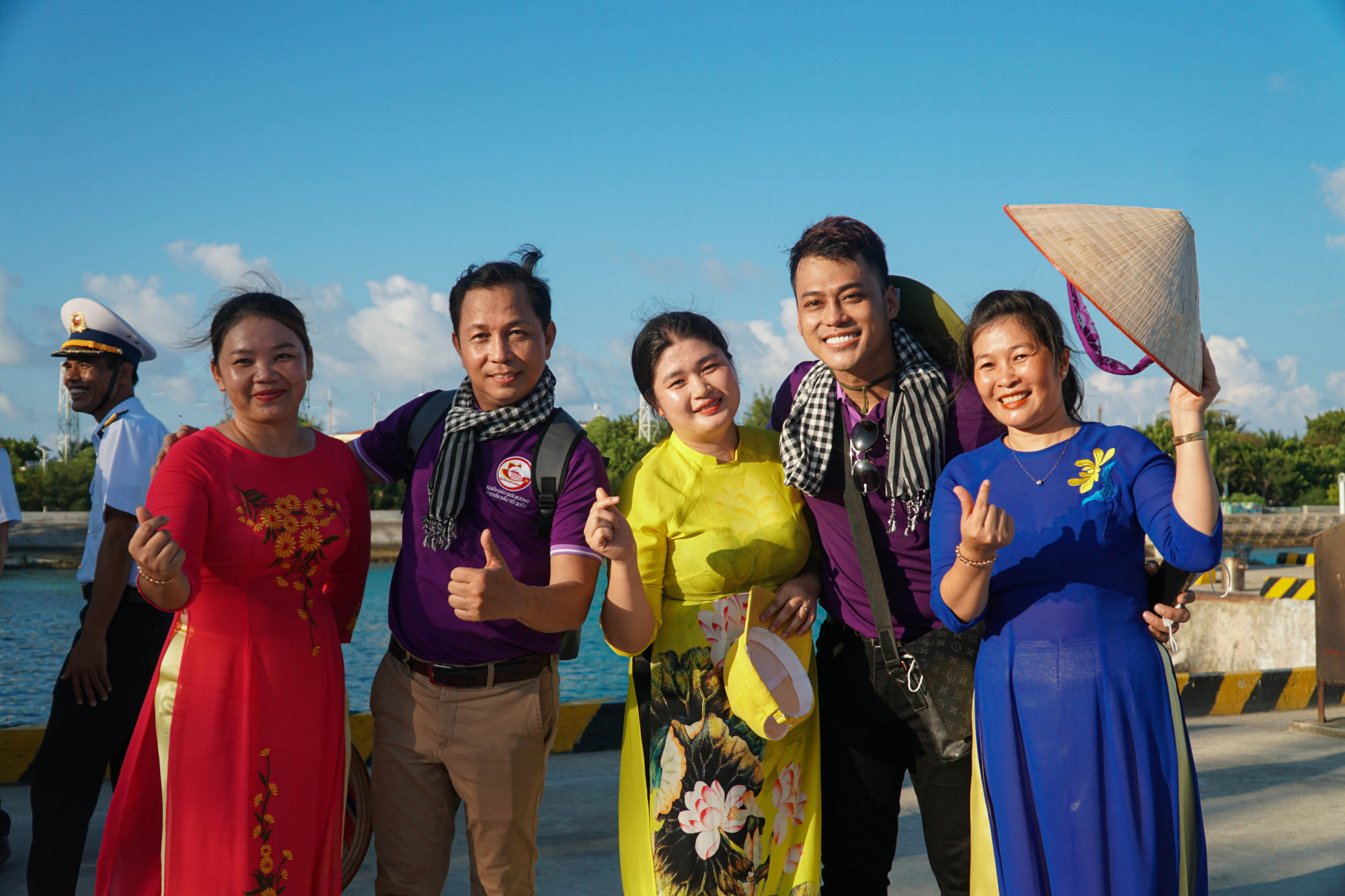 Những hội viên hội Phụ nữ trên đảo được thêm dịp mặc áo dài khi đoàn công tác đến thăm