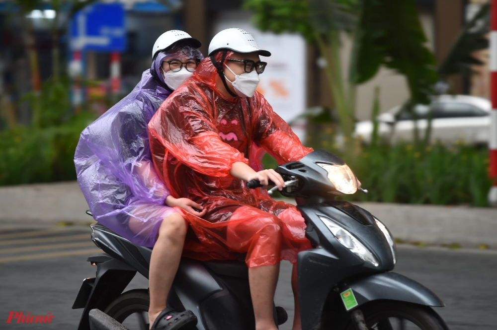 Những người ở địa phương gần Hà Nội vẫn lựa chọn phương tiện xe máy để tiện lợi cho việc di chuyển về quê nhà, hạn chế cảnh tắc đường nhiều giờ.