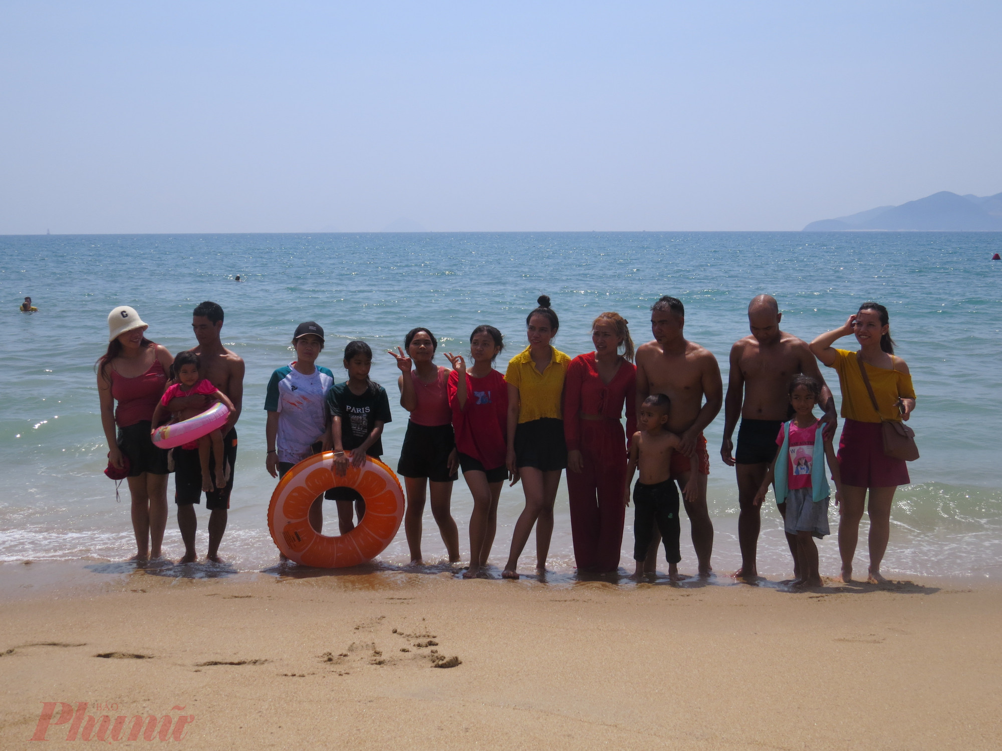 Du khách vui chơi, chụp ảnh tại bãi biển Nha Trang