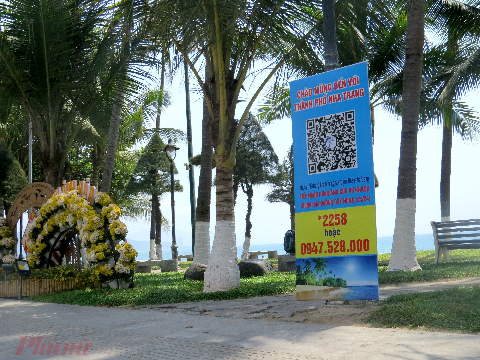Mã QR giới thiệu du lịch Nha Trang và đường dây nóng hỗ trợ du khách được niêm yết tại tuyến công viên bờ biển 