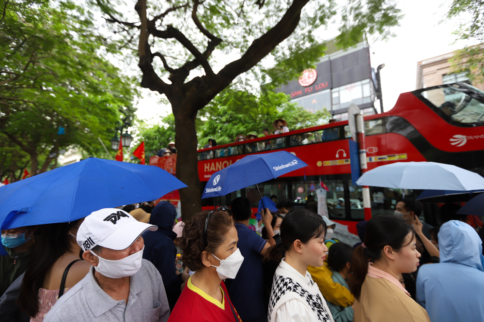 Khi thông tin này được phổ biến trên các phương tiện thông tin đại chúng, người dân Hà Nội và du khách tới Hà Nội đã tới đây xếp hàng để trải nghiệm dịch vụ xe bus đặc biệt này của Hà Nội.