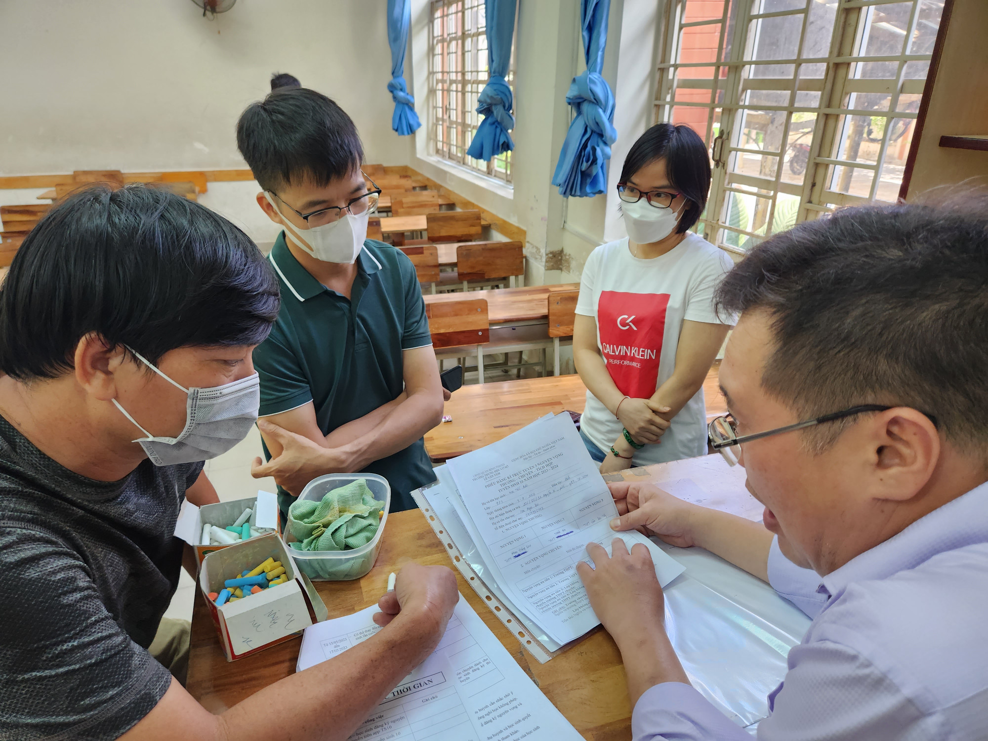 Thầy Trần Huỳnh Quang Hiệp (giáo viên Trường THCS Lê Văn Tám) tư vấn cho phụ huynh cách đặt nguyện vọng