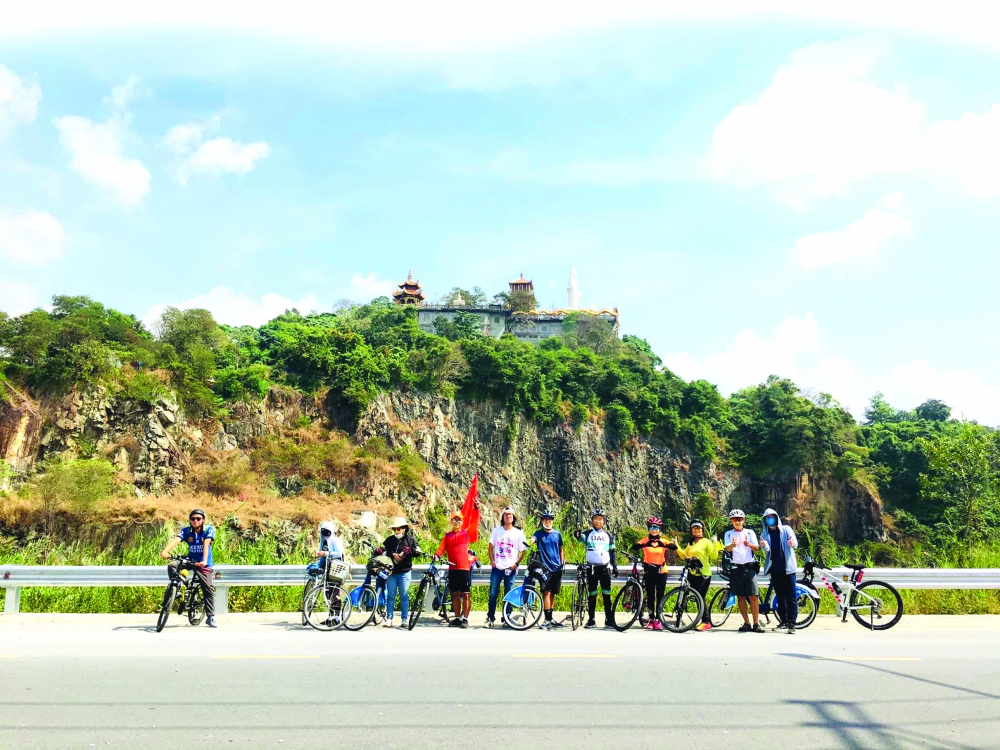 Đoàn đạp xe trước khi vào chùa Châu Thới, Bình Dương ẢNH: NHÂN VẬT CUNG CẤP