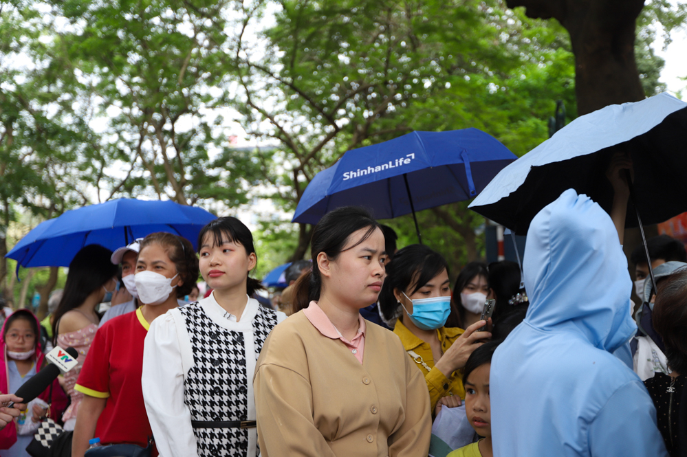 Chị Nguyễn Thị Hạnh (Thanh Trì, Hà Nội) cho biết: 'Nhà tôi ở Hà Nội và không có nhu cầu đi du lịch dịp lễ vì sợ đông đúc nên chỉ ở lại Hà Nội để đi chơi. Khi biết có thông tin xe bus 2 tầng miễn phí thì tôi cũng tới để trải nghiệm vì bình thường không có thời gian. Tôi đã chờ từ 7g30 sáng tới 12g mới đến lượt lên xe'.