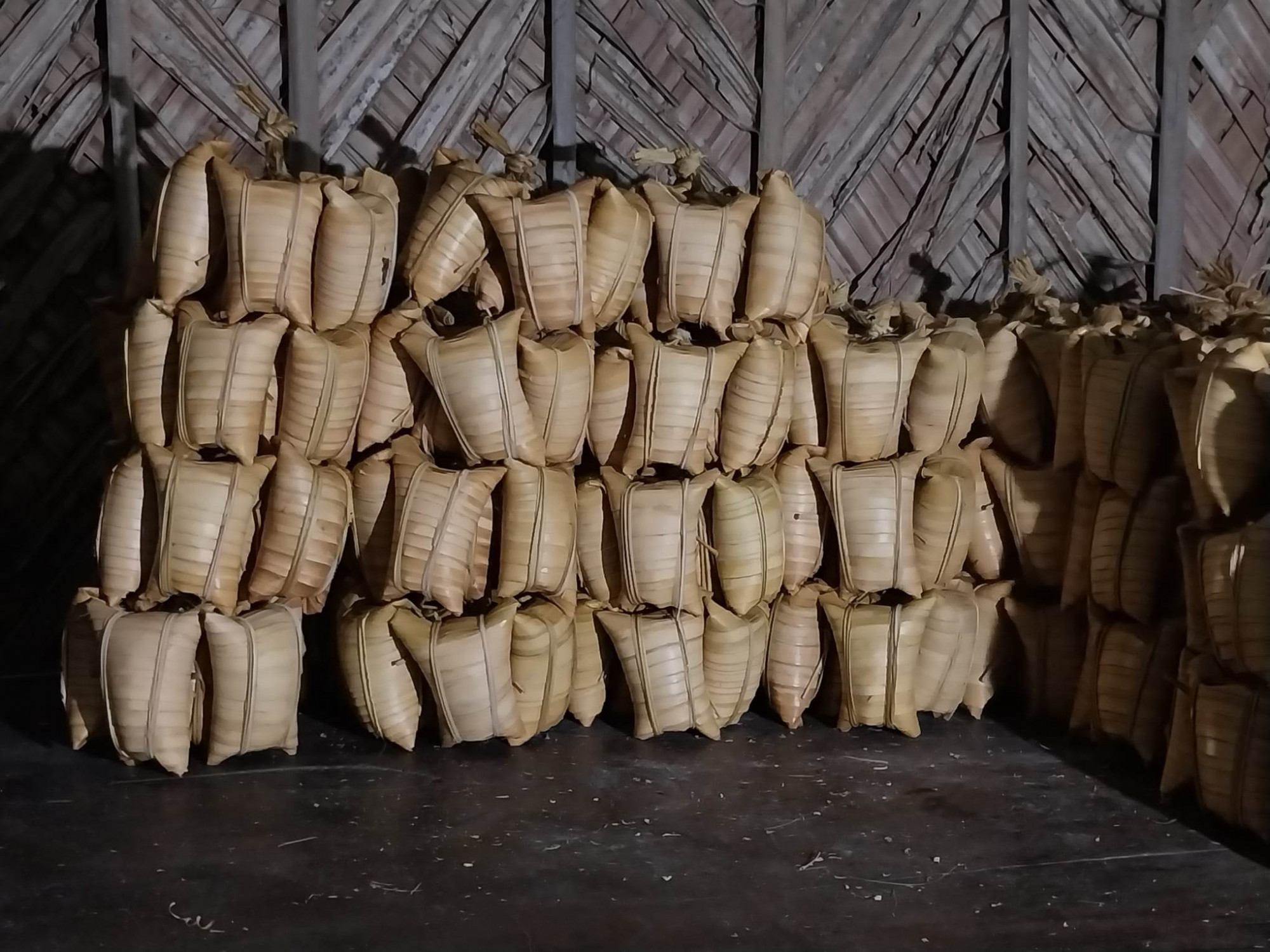 Những chiếc bánh dừa Giồng Luông luôn gây thương nhớ bởi vị ngon và lành. Ảnh: Hồng Chi
