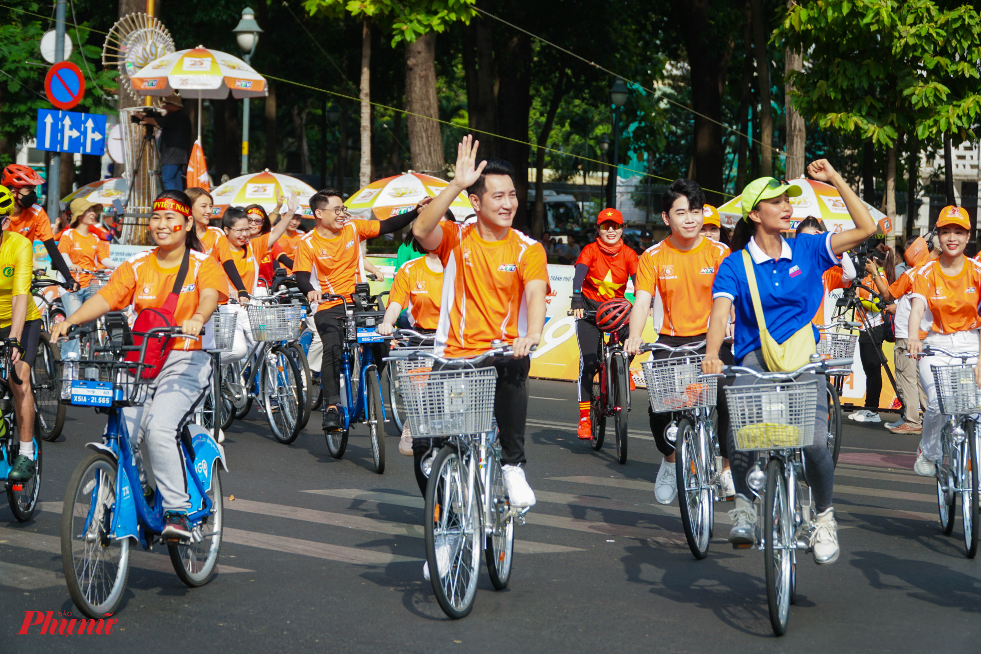 Hoa hậu H'hen Niê và ca sĩ Nguyễn Phi Hùng cũng tham gia diễu hành cùng các vận động viên