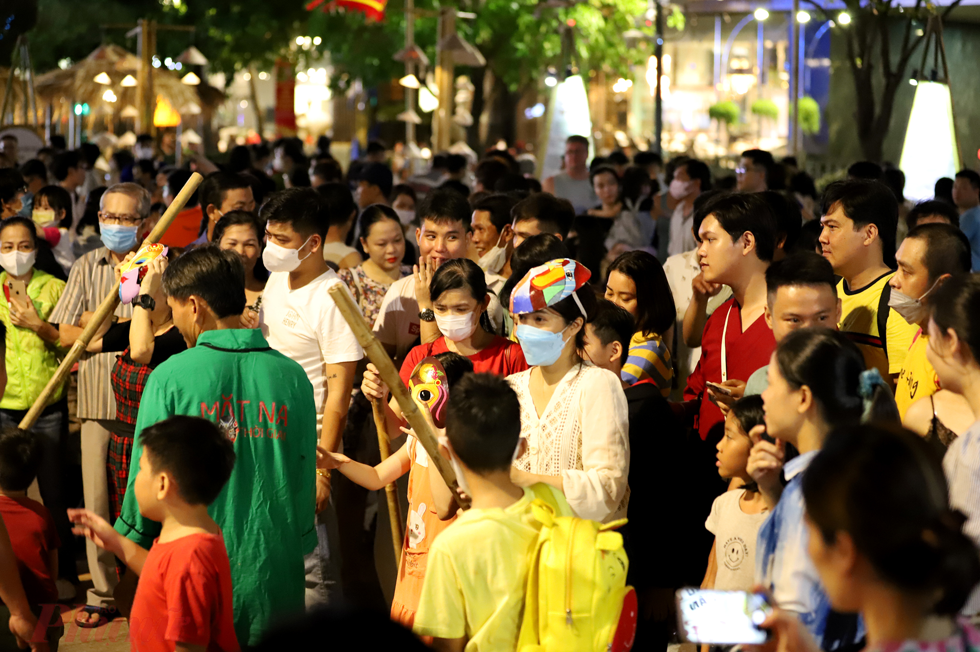 Tại phố đi bộ Nguyễn Huệ, các hoạt động vui chơi, các trò chơi dân gian được tổ chức phục vụ nhu cầu của người dân và khách du lịch.