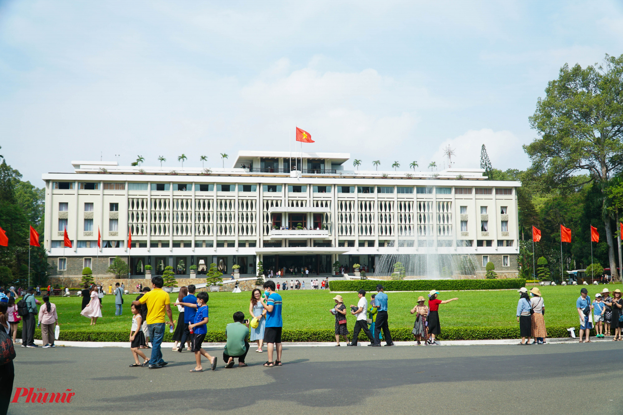 Theo chị Minh Ngọc (ngụ Tân Bình), cho biết, gia đình chị có 2 con nhỏ, nhân dịp nghỉ Lễ, gia đình không về quê mà ở lại TPHCM đưa con đi tham quan, cả nhà quyết định chọn Dinh Độc Lập để đưa con đi tham qua nhân ngày Lễ 30/4 này, như để cho con trẻ them nhớ về một thời hào hùng của đất nước.