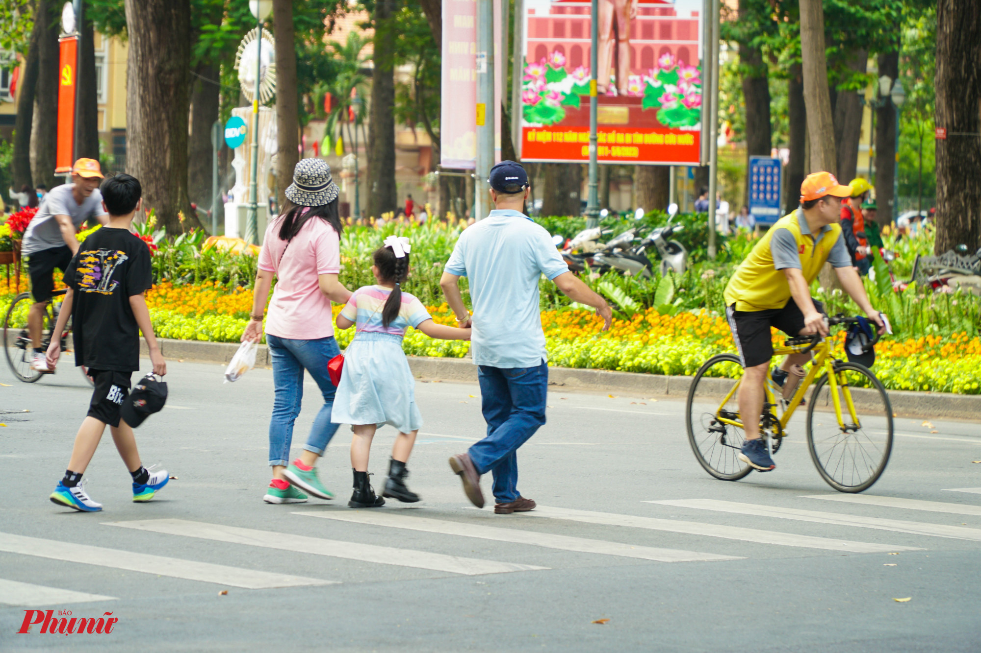 Tại các công viên gần đó, nhiều gia đình dẫn con em mình tham quan,