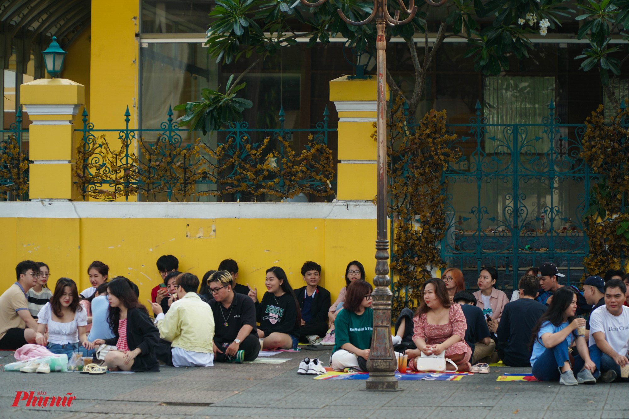 Khu vực Nhà thờ Đức Bà, rất đông bạn trẻ tụ tập, cà phê vỉa hè, ngồi trò chuyện cùng nhau