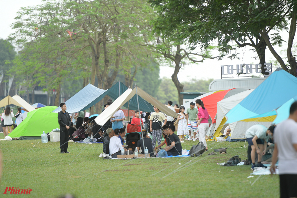 Ghi nhận của PV trong ngày 30/4, nhiều khu vực vui chơi ngoài trời tại Hà Nội như công viên Yên Sở, vườn thú Thủ Lệ... đều đông đúc, tấp nập người tới chơi, thăm thú.