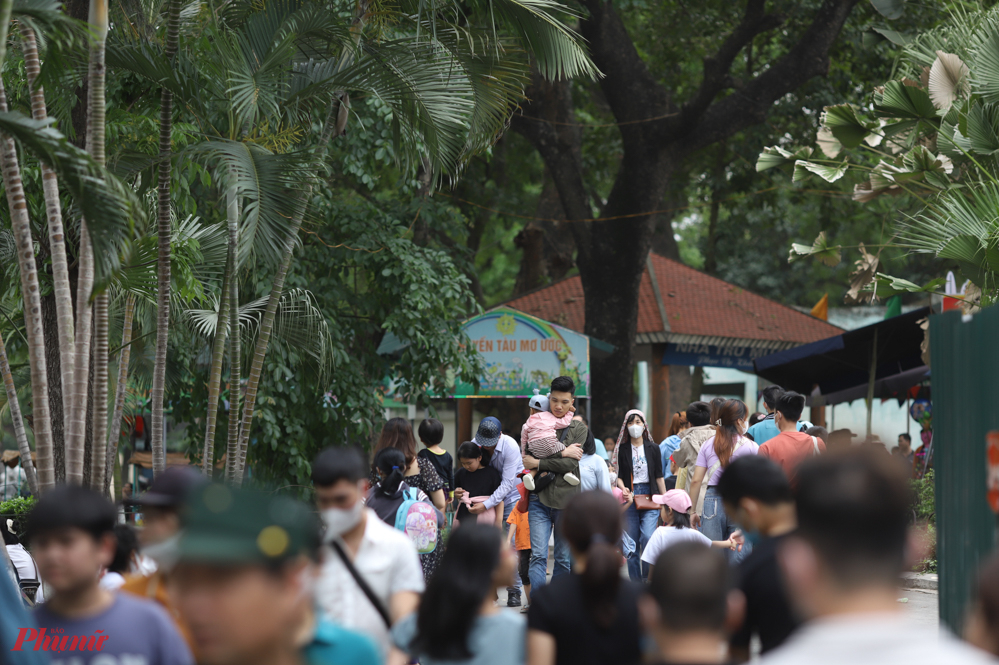 Nhiều năm nay, vườn thú Thủ Lệ là địa chỉ quen thuộc của người dân Hà Nội và các địa phương lân cận tìm tới du lịch mỗi dịp nghỉ lễ.