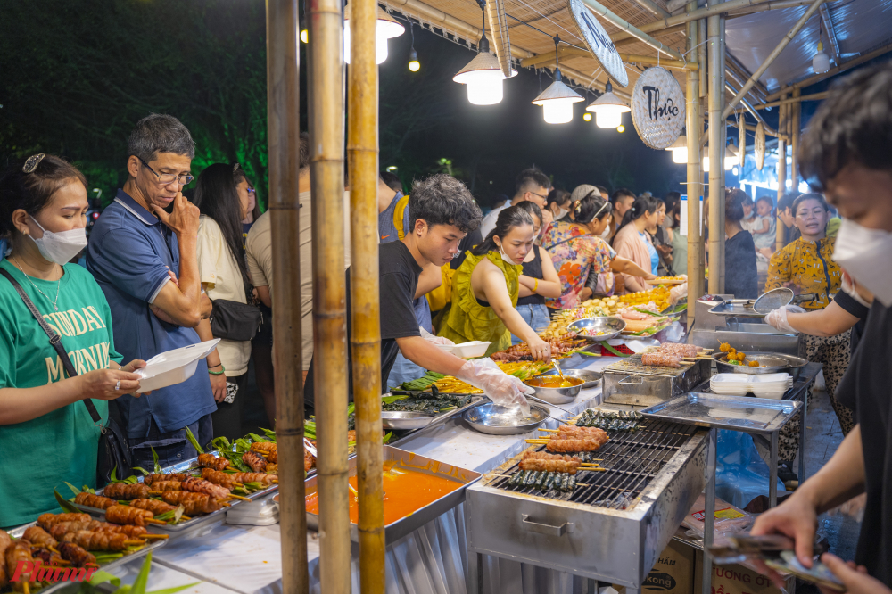 Hàng nghìn du khách đã có mặt tại công viên Thương Bạc, thành phố Huế trong buổi tối 29/4 với chung một sự tò mò về những đôi bàn tay vàng trong nghệ thuật làm bún của xứ Huế.
