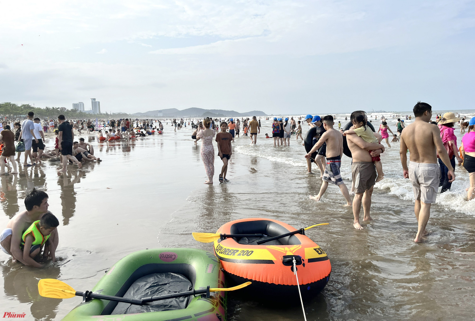Chiều 30/4, hàng ngàn du khách từ khắp nơi đổ dồn về bãi biển Cửa Lò (thị xã Cửa Lò, Nghệ An) tắm biển, vui chơi khi thời tiết ở Nghệ An đã ngưng mưa, hửng nắng. 