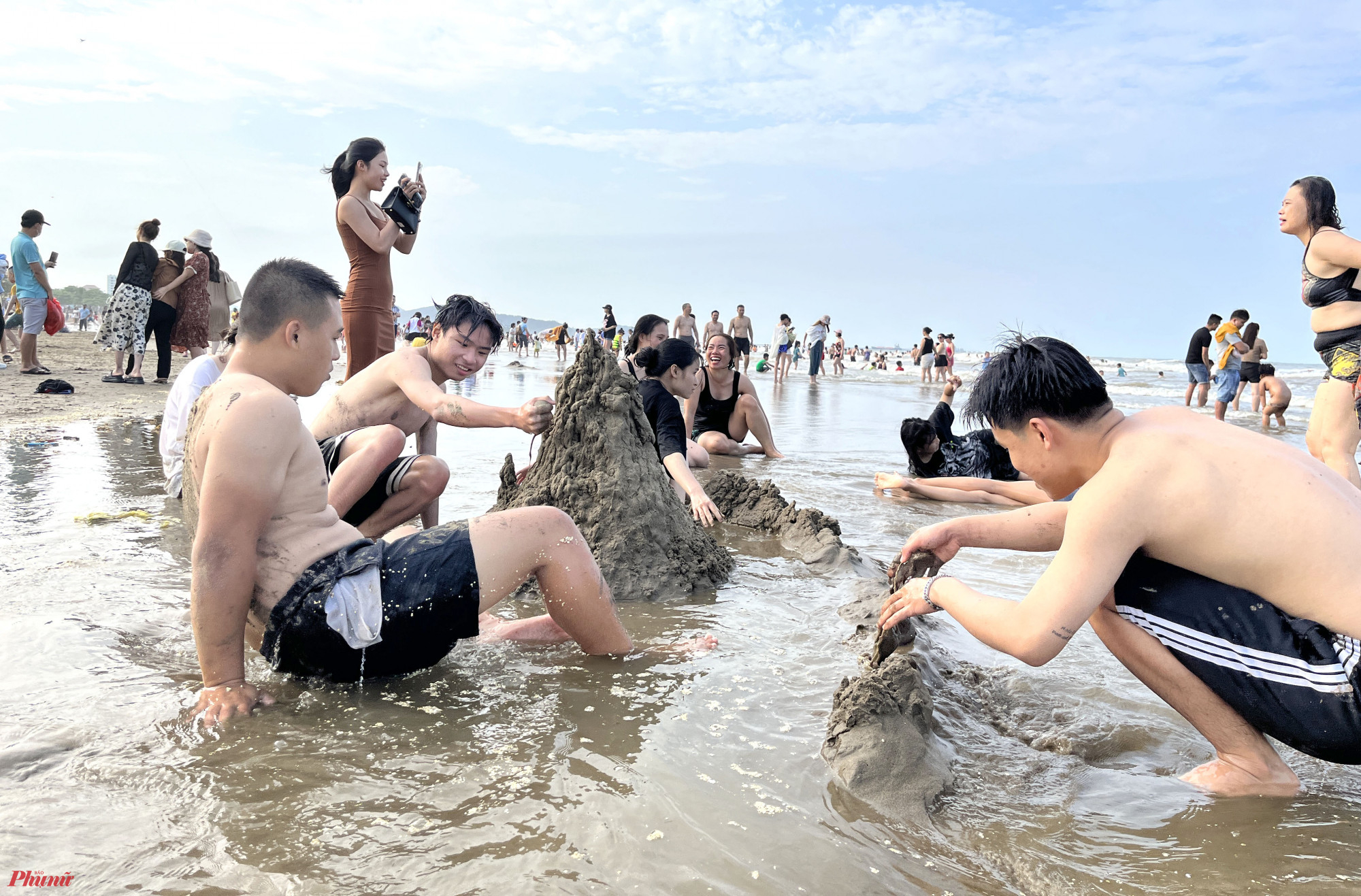 Nhiều du khách khác lại chọn cách tắm nhanh rồi cùng nhau vui chơi trong bãi cát để đảm bảo an toàn.