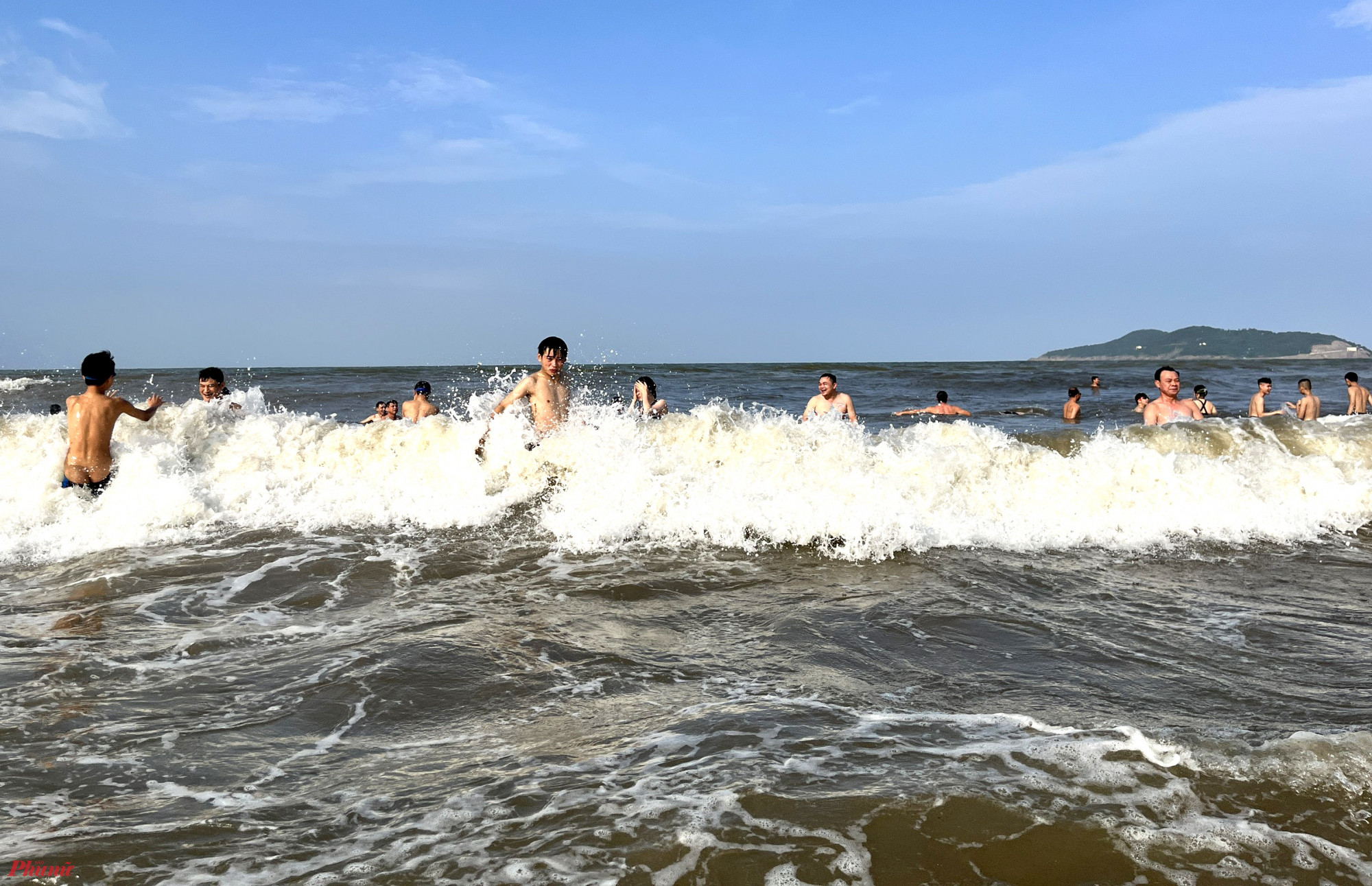 Sóng lớn, hàng ngàn du khách vẫn liều mình xuống tắm. Thậm chí nhiều người còn đi ra xa bờ biển để “hứng sóng”, tìm cảm giác mạnh.