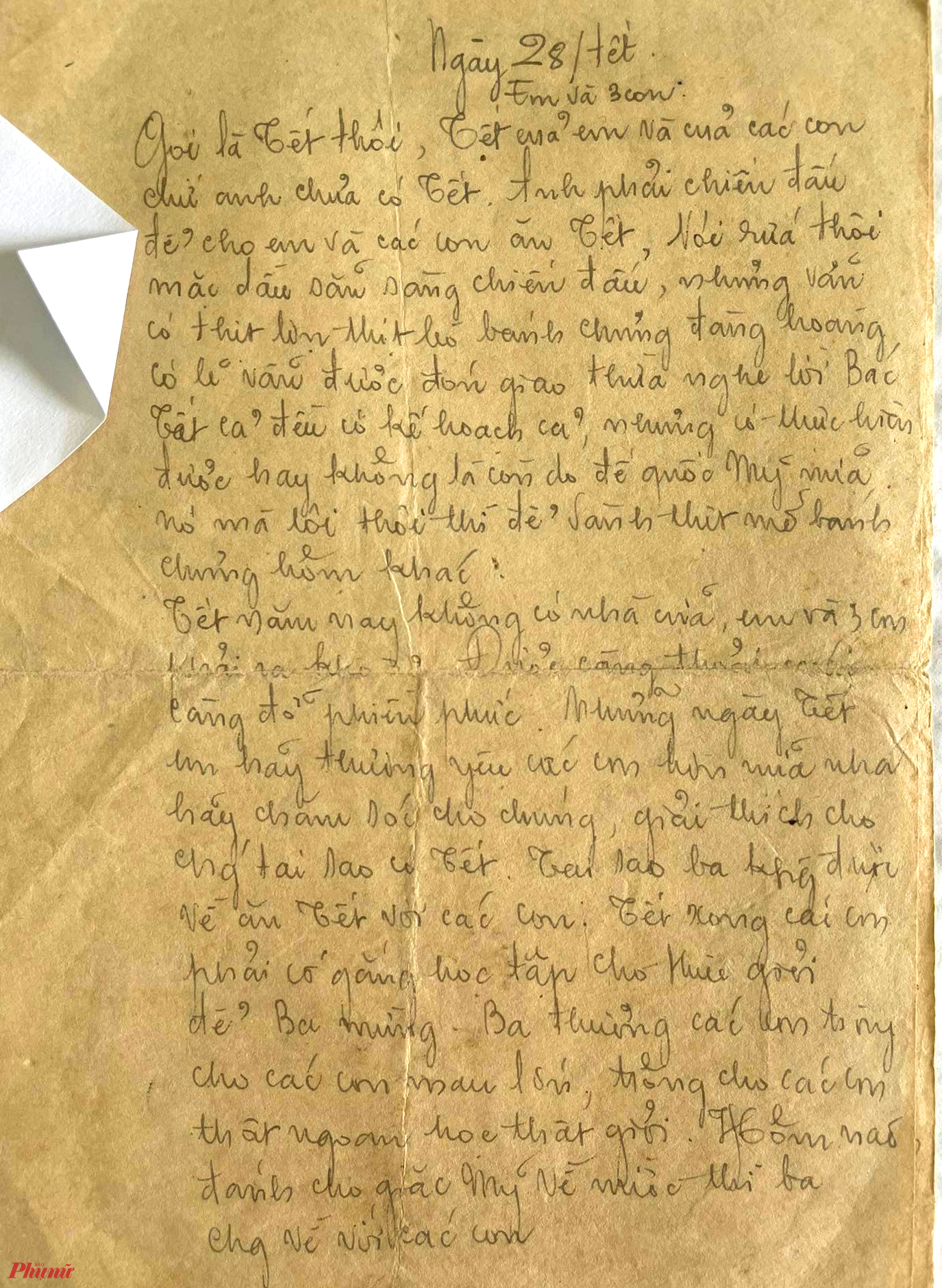 “Những ngày tết em hãy yêu thương các con nhiều hơn nữa nha, hãy chăm sóc cho chúng, giải thích cho chúng tại sao có tết. tại sao ba không được ăn tết cùng các con. tết xong các con phải cố gắng học tập thật giỏi. Ba thương các con trông cho các con mau lớn, thật ngoan và học thật giỏi. Hôm nào đánh cho giặc Mỹ về nước thì ba sẽ về với các con”, liệt sỹ Phan Huy Chương (quê Nghệ An) viết thư gửi về cho vợ là bà Phan Thị Bé. 