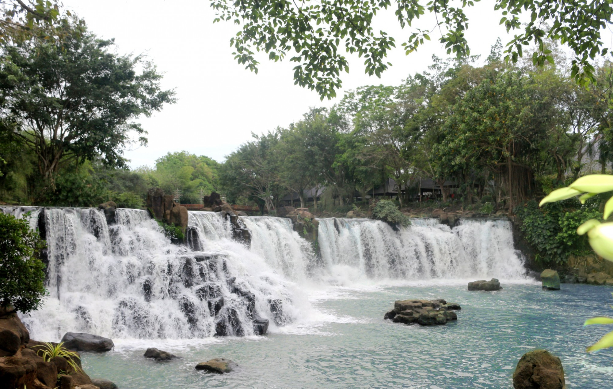 khu du lịch thác Giang Điền. Khu du lịch thuộc huyện Trảng Bom, tỉnh Đồng Nai, cách trung tâm thành phố Hồ Chí Minh 45km là địa điểm dã ngoại được đông đảo các gia đình và bạn trẻ lựa chọn mỗi dịp cuối tuần.