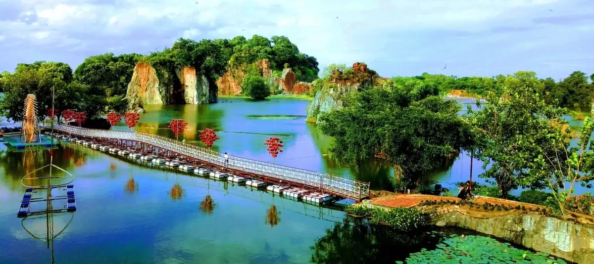 Khu du lịch Bửu Long nằm về hướng Tây Bắc thành phố Biên Hòa và cách thành phố Hồ Chí Minh về hướng Đông. Khu du lịch Bửu Long rộng 84ha, bao gồm núi non, sông hồ, hang động, chùa chiền được bảo vệ, trùng tu, tôn tạo. Nơi đây với cảnh quan thiên nhiên sơn thủy hữu tình đã tạo thành một Bửu Long thơ mộng, được ví như một “ vịnh Hạ Long thu nhỏ” của vùng miền Đông Nam Bộ.