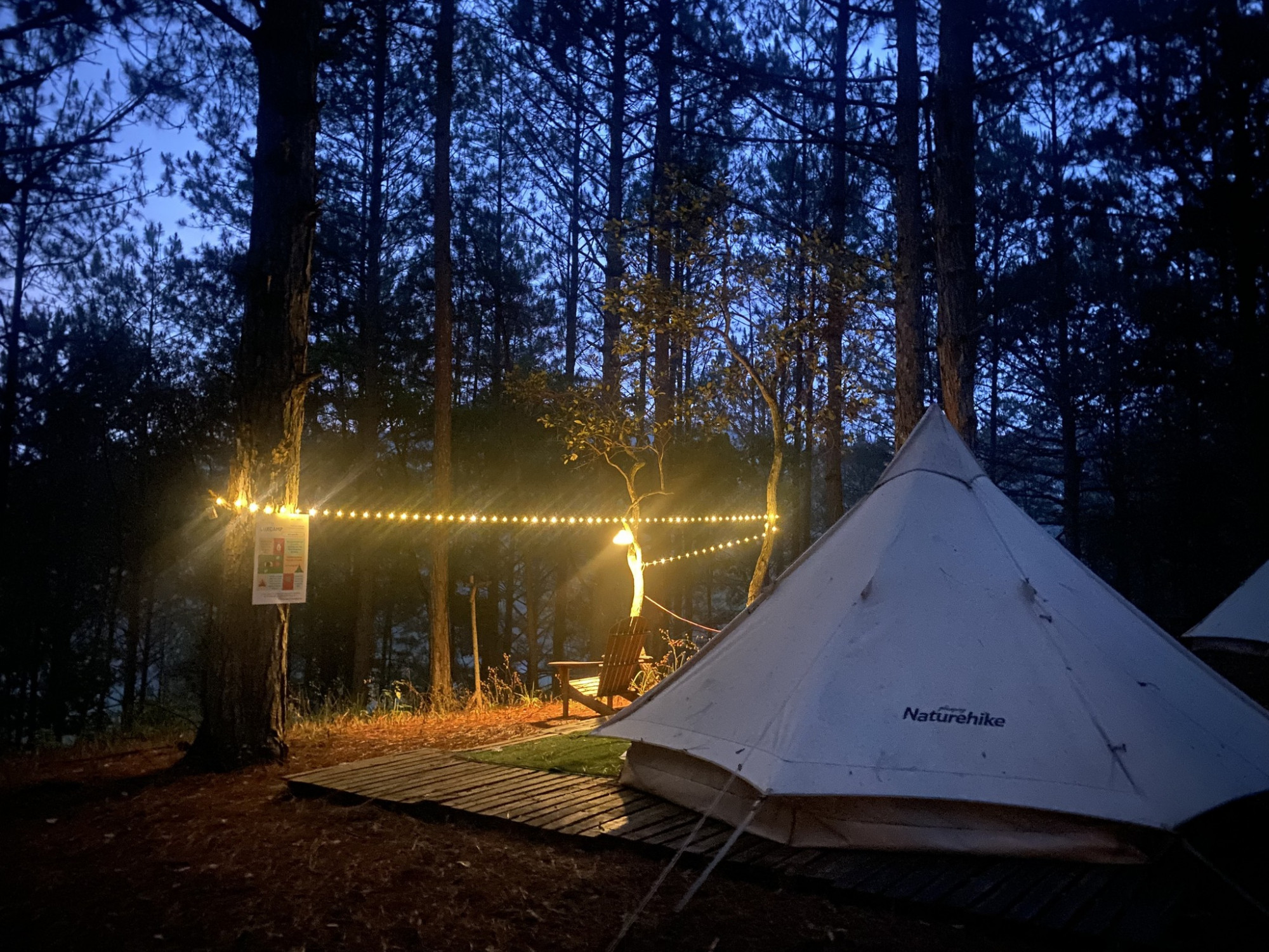  LuxCamp Địa chỉ: Hồ Tuyền Lâm, Đà Lạt Giá tham khảo: 1.500.000/ khách (đã bao gồm tất cả các dịch vụ đi kèm)  Nằm trong các hoạt động của tour du lịch cắm trại Đà Lat, Lux Camp là một địa chỉ uy tín và xinh đẹp nức lòng bao người ghé đến. Khi đăng ký dịch vụ tại đây, du khách sẽ được chăm sóc từ A-Z, từ việc tiếp đón và dẫn đường đến tận khu vực cắm trại đến các dịch vụ tiện nghi và phục vụ bữa ăn hấp dẫn nêm nếm vừa miệng. Điều mà chắc chắn các bạn phải “say wow” khi ghé đến đây chính là cảnh tượng săn mây cực kì huyền ảo và đậm chất thơ. Sáng sớm, khi các bạn mở cửa lều, hãy sẵn sàng tận hưởng khung cảnh trước mắt. Khi mặt trời đang dần ló rạng phía đằng Đông, sương hãy còn giăng kín trên mặt hồ, xanh biếc màu cây và xanh ngát màu nước. Khi đấy, tâm hôn các bạn hẳn sẽ nhẹ bẫng, thoải mái tận hướng cảm giác  ngắm mặt trời đang “lười biếng” phát nắng ở phía xa.