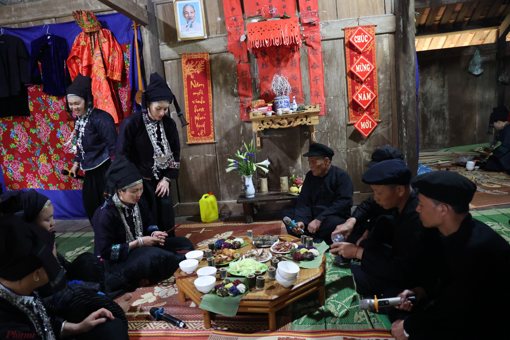 Ở Lào Cai người Nùng cư trú tại 4 huyện: Mường Khương, Si Ma Cai, Bắc Hà và Bảo Thắng, họ tự gọi tên cho mình là Nùng Dín. “Dín” có nghĩa là thoát nạn, tồn tại hay sống sót. Tên gọi về nhóm Nùng dín ở Lào Cai liên quan đến lịch sử di cư tộc người trong quá khứ. 