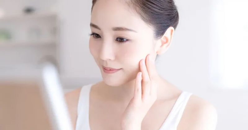 Thúc đẩy việc sản xuất collagen: Rong biển có nhiều lợi ích trong việc chống lão hóa và thúc đẩy quá trình trẻ hoá da. Trong rong biển giàu vitamin C, đây là chất có khả năng thúc đẩy sản xuất collagen cũng như duy trì một làn da trẻ trung. Hơn nữa, rong biển là thực phẩm tính kiềm, có tác dụng giúp cơ thể điều tiết lượng kiềm trong máu, duy trì độ pH ổn định, ngăn ngừa sự bài tiết chất nhờn. Từ đó, làn da được cân bằng, hỗ trợ việc chống lão hóa và làm mờ nếp nhăn tốt hơn.