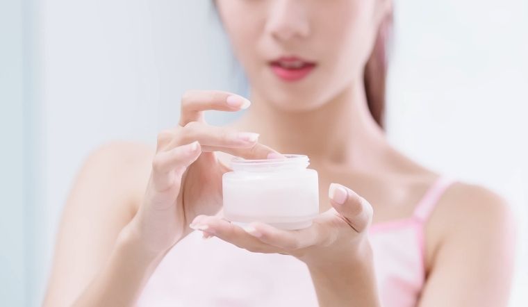 Không dưỡng ẩm Dưỡng ẩm là bước vô cùng quan trọng trong chu trình skincare. Chỉ cần dưỡng ẩm đầy đủ là làn da đã được cải thiện rất nhiều. Việc dưỡng ẩm kỹ lưỡng sẽ giúp da ngậm nước, căng mọng, từ đó giúp da có độ bóng sáng, căng mượt và ngừa lão hóa hiệu quả.