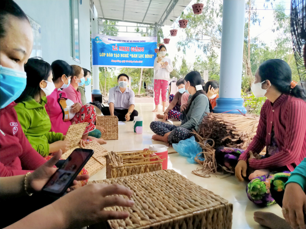 Hợp tác xã Nông nghiệp Hiểu Phát (huyện Vĩnh Thuận, tỉnh Kiên Giang) mở lớp dạy đan lục bình cho chị em phụ nữ nông thôn