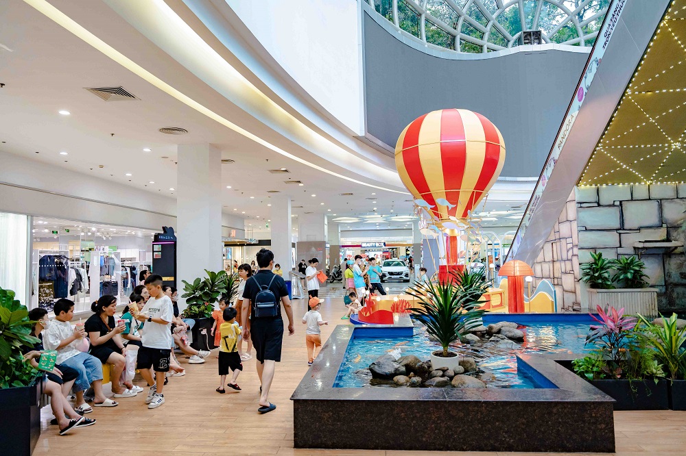 Khách hàng có thể chiêm ngưỡng trang trí khinh khí cầu khổng lồ tại Vincom Mega Mall Times City - Ảnh: Vingroup