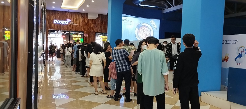 Nhu cầu ăn uống tại các nhà hàng dịp này cũng tăng vượt trội, các gian buffet nướng lẩu... luôn trong trạng thái đông khách - Ảnh: Vingroup