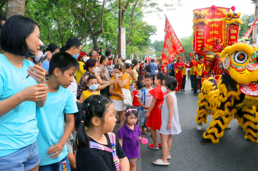 Lễ hội đường phố tại Festival nghề truyền thống Huế 2023 để lại nhiều ấn tượng cho du khách trong dịp nghỉ lễ 30/4 và 1/5 tại cố đô Huế - Ảnh: Thuận Hóa