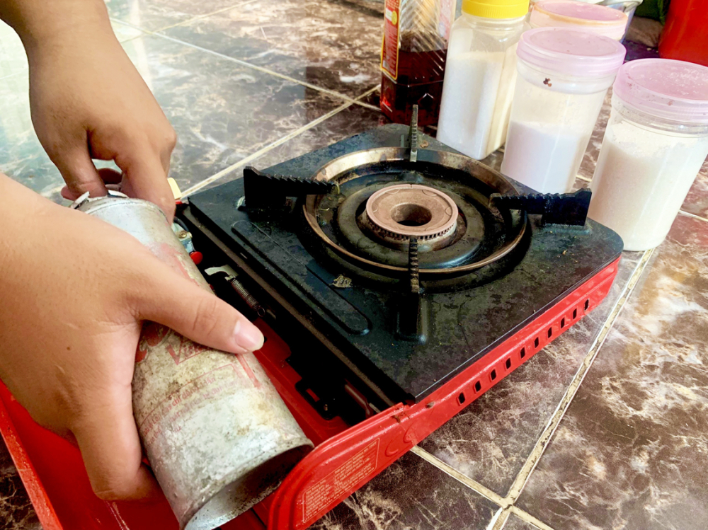 Bình gas mini gỉ sắt vẫn được người dân sử dụng để nấu ăn