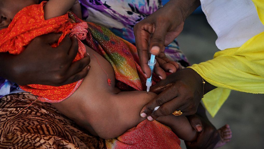 Trẻ sơ sinh được tiêm một mũi vaccine ngừa các bệnh thường gặp tại thủ đô Mogadishu, Somalia. Tuy nhiên đến nay nước này vẫn chưa thể phân phối vaccine PCV ngừa viêm phổi cho trẻ em. (Ảnh: Getty)
