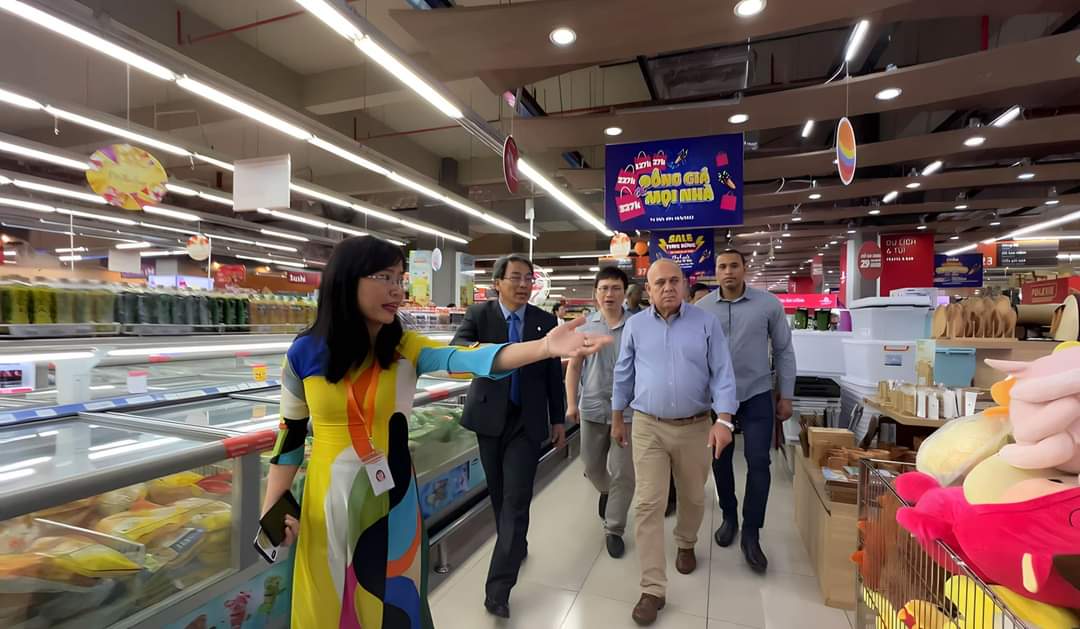 Đoàn đại biểu cấp cao Cuba xem hệ thống siêu thị Co.opmart và Co.opXtra là hình mẫu để học tập - Ảnh: Saigon Co.op