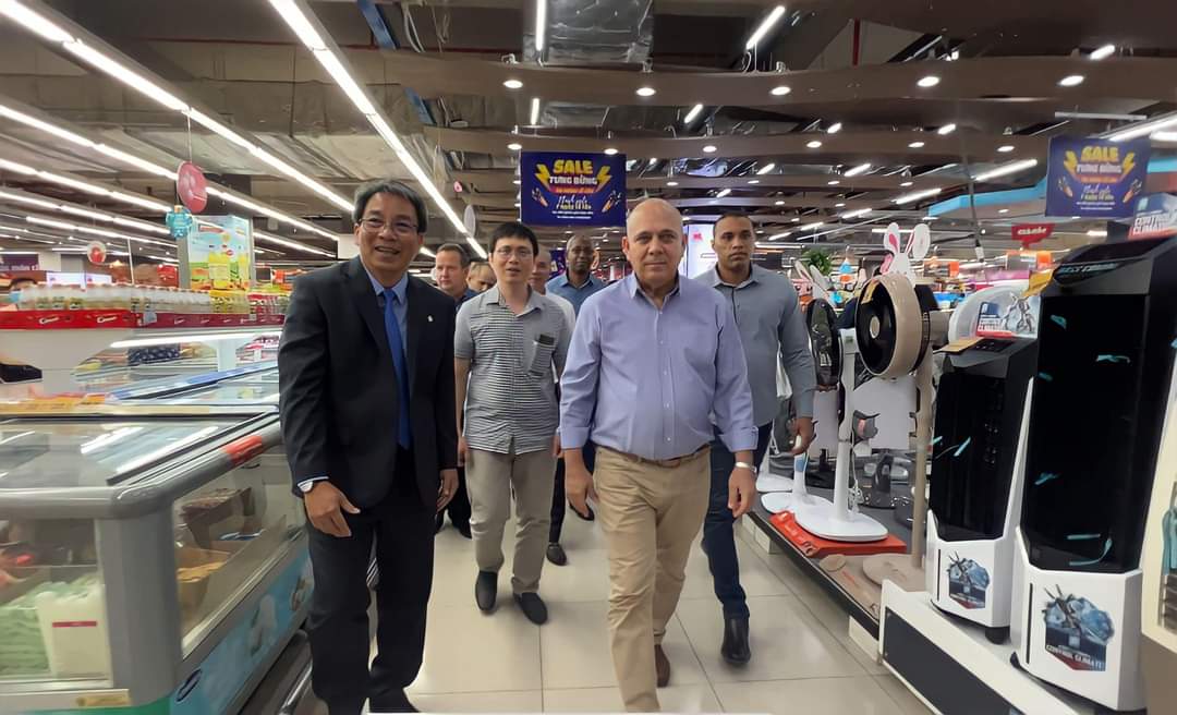 Đoàn đại biểu cấp cao Cuba tham quan siêu thị Co.opXtra Tân Phong, quận 7 - Ảnh: Saigon Co.op