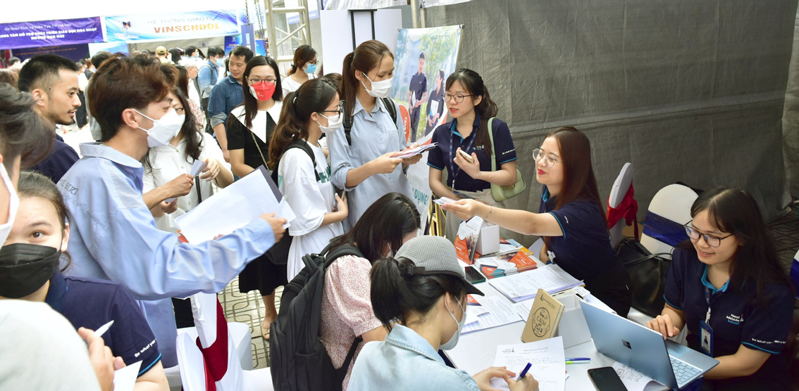 Sinh viên Trường đại học Sư phạm Hà Nội tại ngày hội việc làm do nhà trường phối hợp với các đơn vị tuyển dụng tổ chức năm 2022 - ẢNH: L.L.