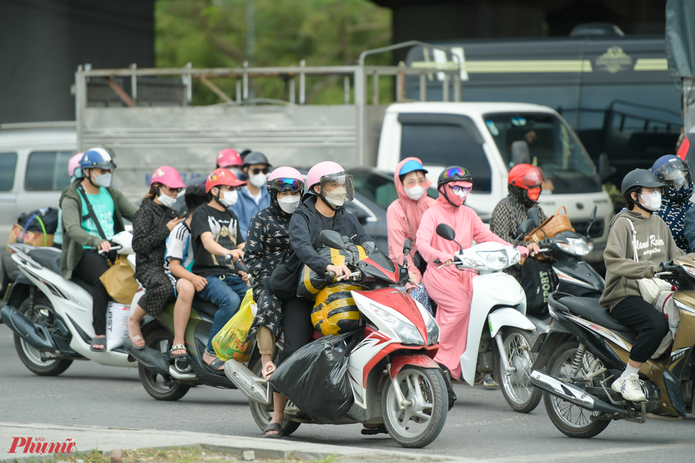 Những gia đình về quê nhà nghỉ lễ bằng xe máy cũng đã quay trở lại Hà Nội trong ngày 2/5.