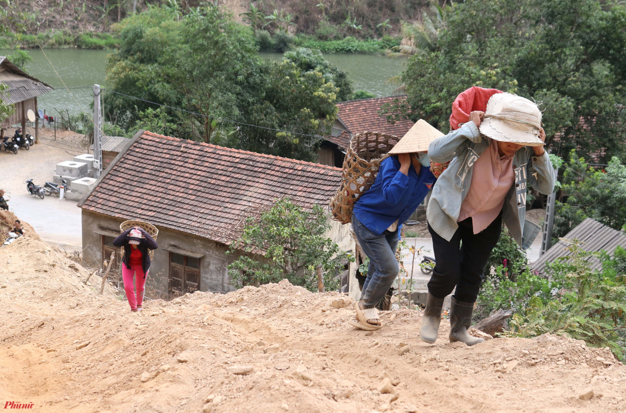 Thậm chí nhiều nơi xe máy cũng khó di chuyển, người dân phải dùng gùi đưa từng bao cát, xi măng, đá… vượt núi đến nhà người nghèo để làm móng nhà, chờ đợi nhà lắp ghép được vận chuyển đến.