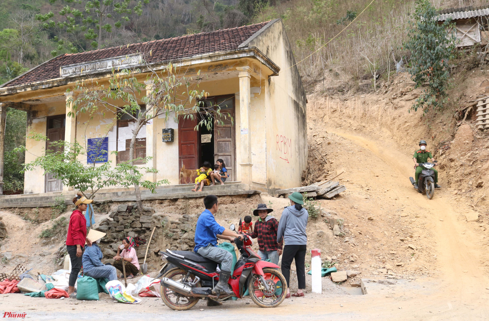 Nhiều căn nhà được hỗ trợ nằm cách xa trung tâm, ở trên núi cao, xe chở vật liệu không thể vào được. Do đó, người dân phải tập kết vật liệu dưới đường rồi đổ vào các bao cát, vận chuyển lên đỉnh đồi bằng xe máy.