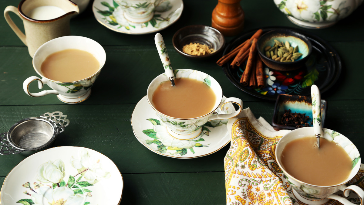 Ấn Độ: Masala Chai là một thức uống giải khát có mùi vị trà, được làm bằng cách ủ trà đen với hỗn hợp các loại gia vị và thảo mộc Ấn Độ. Tuy có nguồn gốc từ Nam Á nhưng Masala Chai đã trở nên phổ biến trên toàn thế giới, trở thành một nét đặc trưng chủ đạo của các quán cà phê cũng như ở các phòng trà. Wikipedia