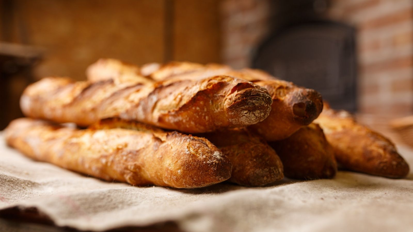 Pháp - bánh mì Bánh mì Pháp là loại ổ bánh mì phân biệt được vì chiều dài hơn chiều rộng nhiều và nó có vỏ giòn. Ổ bánh mì Pháp thường rộng 5–6 cm và cao 3–4 cm, nhưng dài tới một mét. Nó thường nặng chỉ 250 gam. Những ổ bánh mì Pháp ngắn thường dùng làm bánh kẹp. Bánh mì Pháp thường được cắt đôi và quét pa tê hay phô mai. Wikipedia